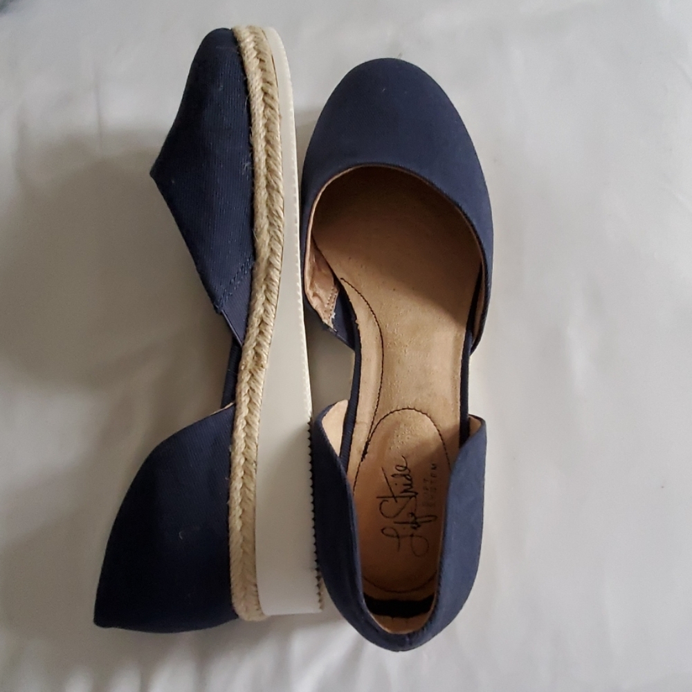 Shoes - Picture 5 of 8